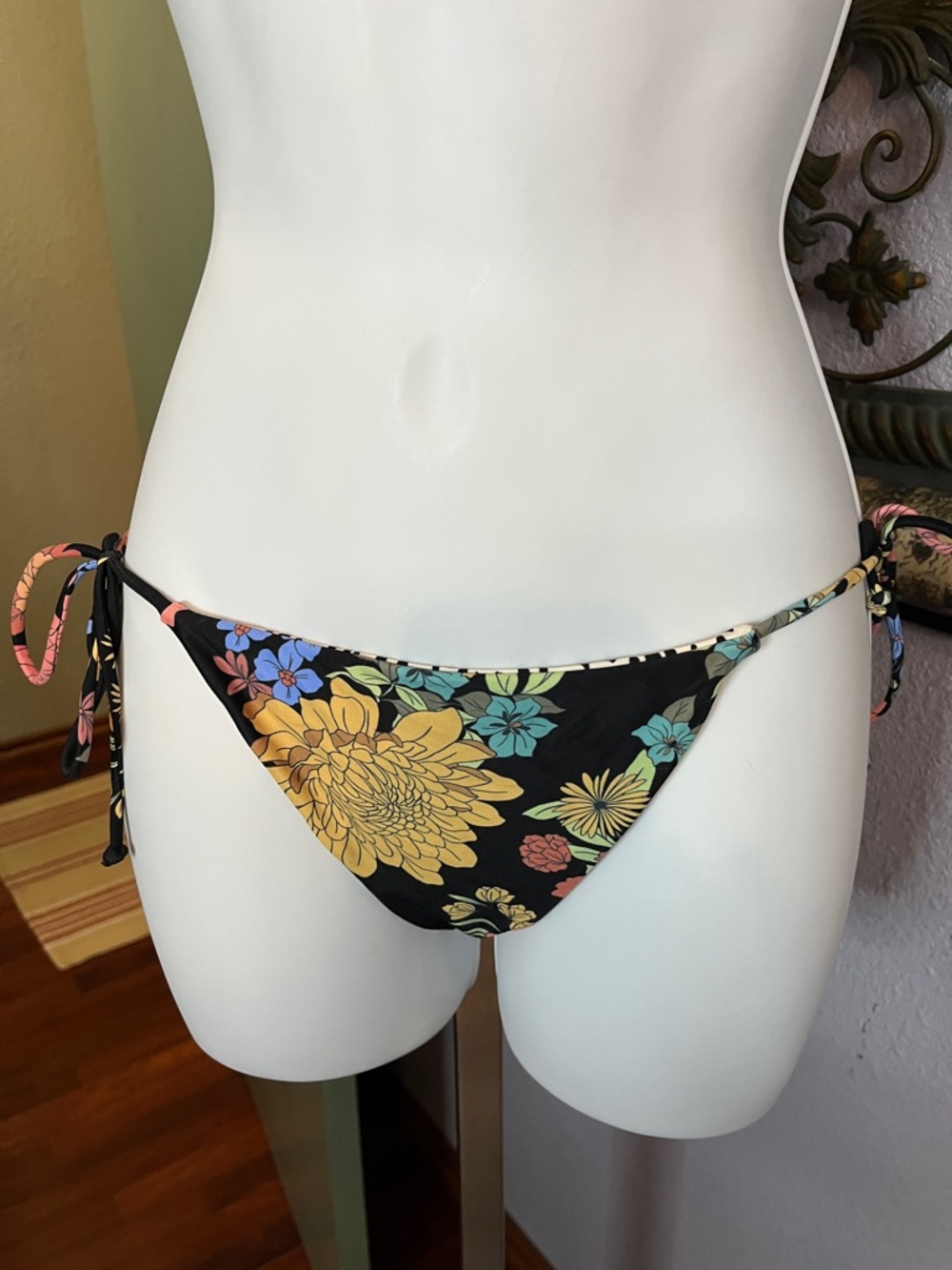 O'Neill NWT Black Floral Reversible Bikini Bottoms Sz S